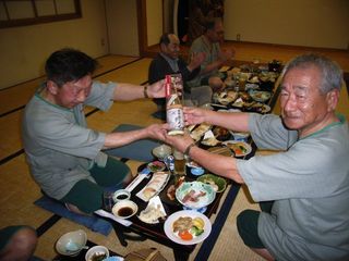 平川会長から記念品を受け取る松原さん_640.jpg